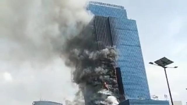 Kebakaran di Menara K-Link Jakarta, Jalan Gatot Subroto, Setiabudi, Jakarta Selatan, Sabtu (15/7/2023) pagi.