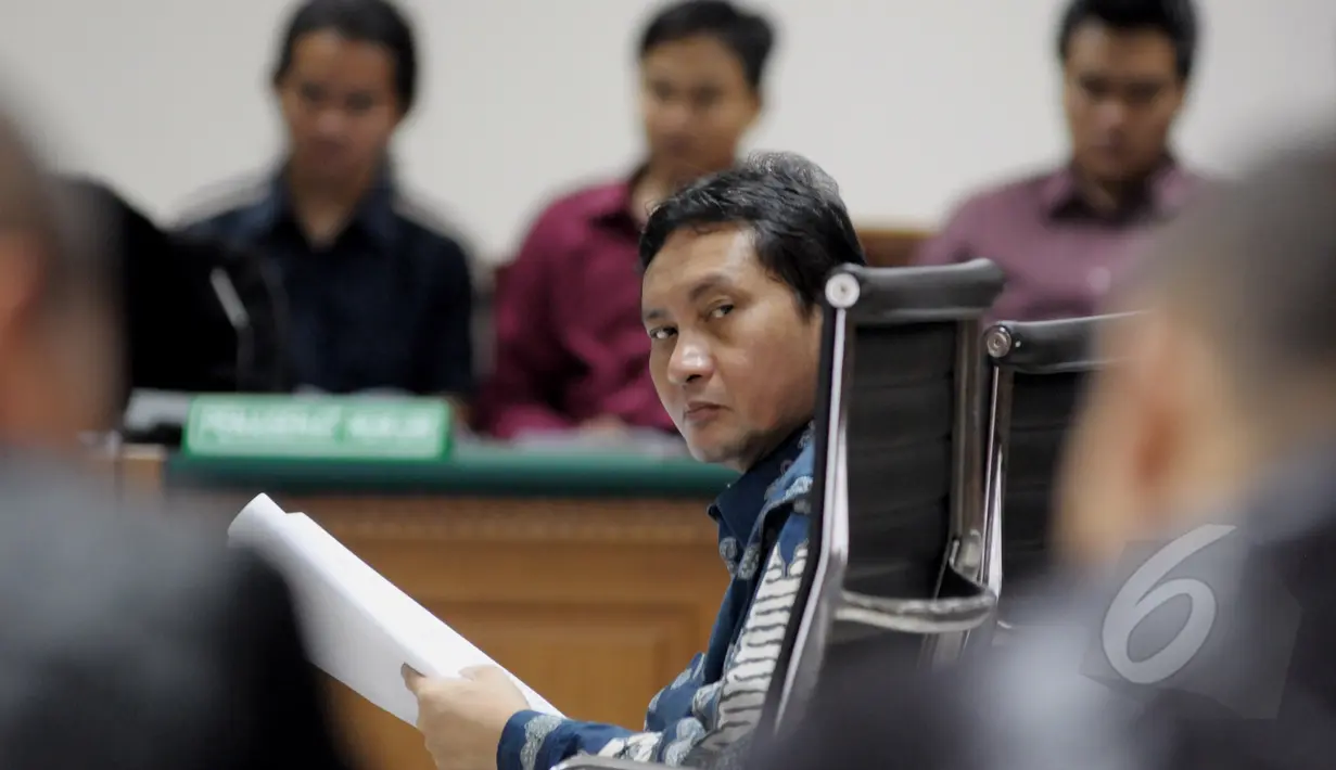Mantan Kepala Dinas Perhubungan DKI, Udar Pristono menjalani sidang pembacaan dakwaan di Pengadilan Tipikor, Jakarta, Senin (13/4/2015). Udar ditetapkan sebagai tersangka tindak pidana korupsi pengadaan bus Transjakarta. (Liputan6.com/Andrian M Tunay)