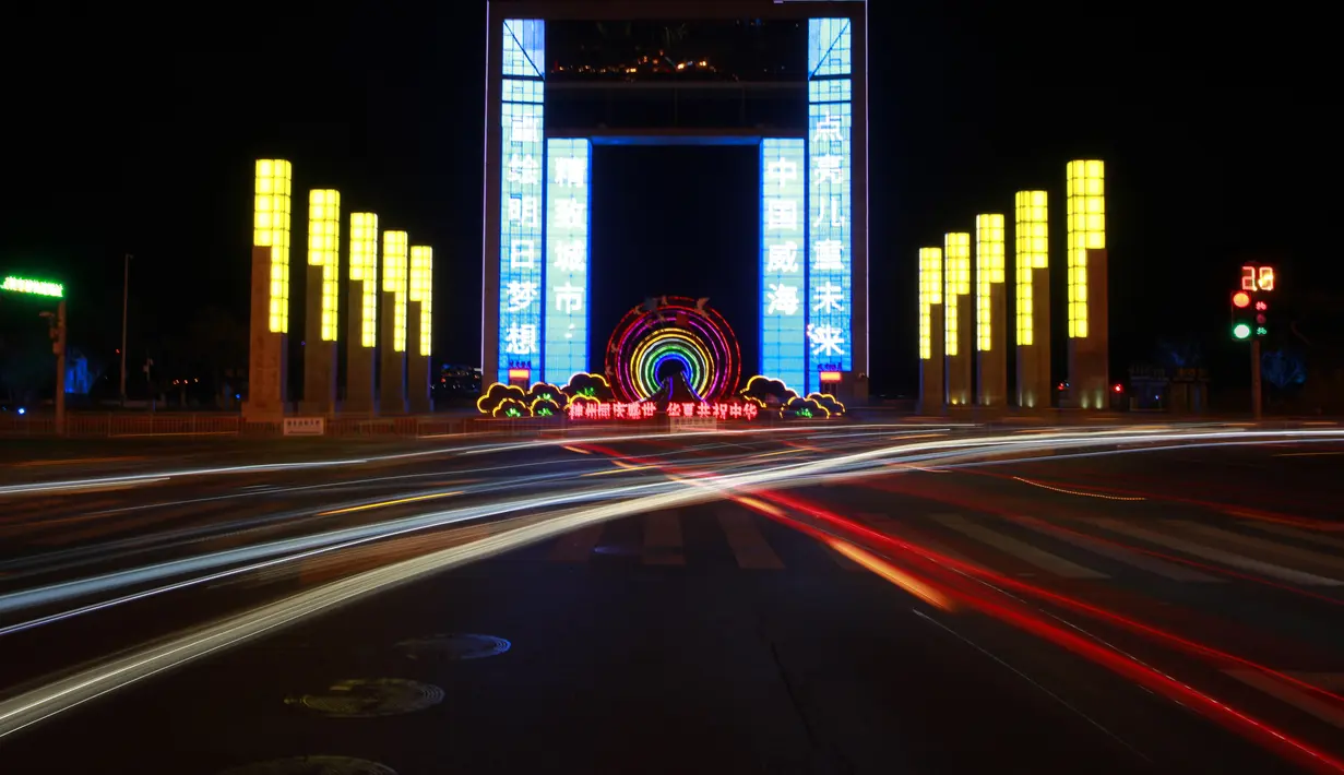 Gedung berbalut cahaya biru saat Hari Anak Sedunia di Weihai, Provinsi Shandong, China timur (20/11/2020). Hari Anak Sedunia dirayakan pada 20 November untuk mendorong kebersamaan internasional, kesadaran  anak-anak di seluruh dunia, serta peningkatan kesejahteraan anak. (Xinhua/Zhu Chunxiao)