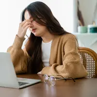 Ilustrasi perempuan mengalami lelah mata/copyrightshutterstock/Monster Ztudio