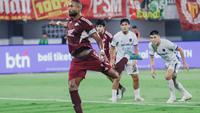 Kapten PSM Makassar, Yuran Fernandes mengeksekusi tendangan penalti saat menghadapi Persita Tangerang dalam laga pekan ke-24 BRI Super League 2025/2026 di Stadion Gelora BJ. Habibie, Parepare, Senin (2/3/2026). (Dok. PSM)