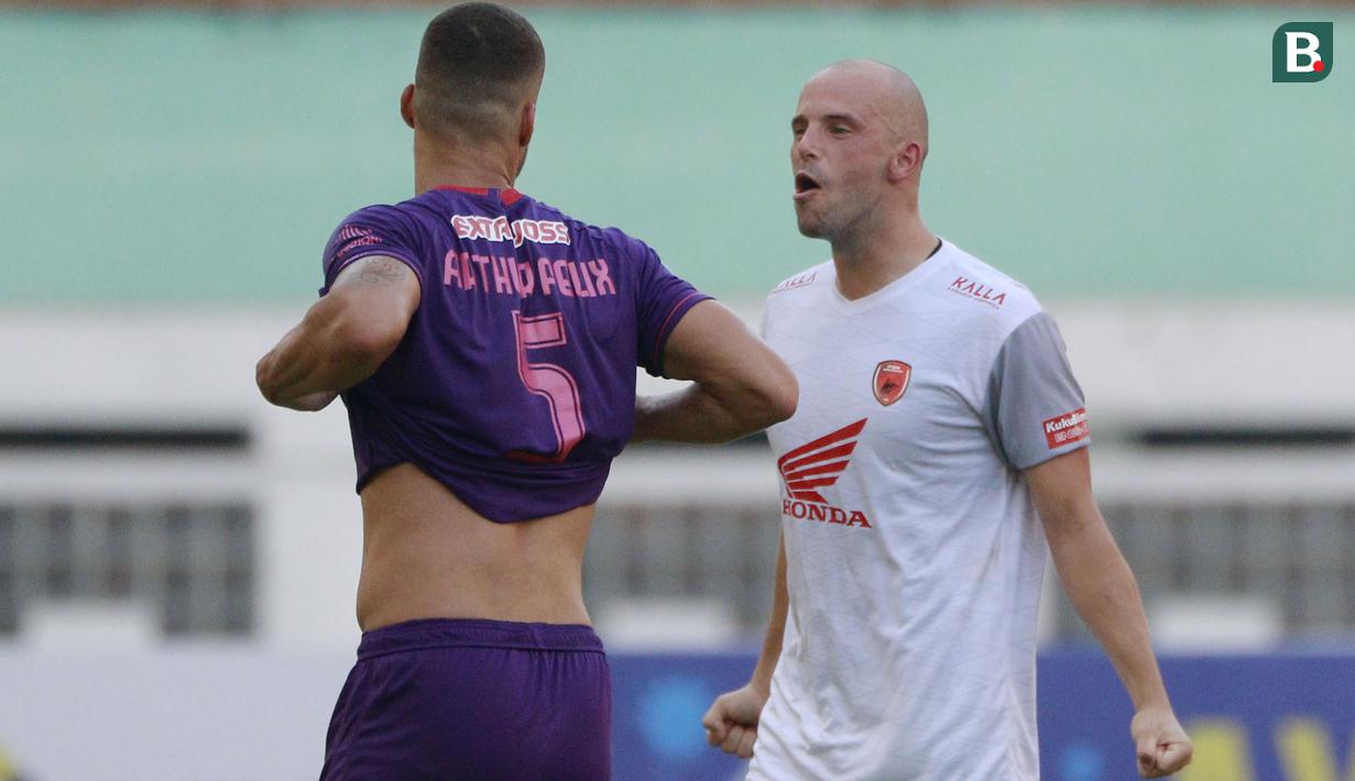 Pemain PSM Makassar, Anco Jansen (kanan) merayakan kemenangan 3-2 atas Persik Kediri usai berakhirnya laga pekan ke-4 BRI Liga 1 2021/2022 di Stadion Wibawa Mukti, Cikarang, Kamis (23/9/2021). (Bola.com/M Iqbal Ichsan)