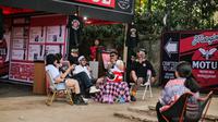 Sunset Podcast Show mengangkat tema-tema ringan seputar perawatan motor yang dikemas dengan cara menghibur dan relevan dengan kehidupan sehari-hari para bikers muda. (ist)