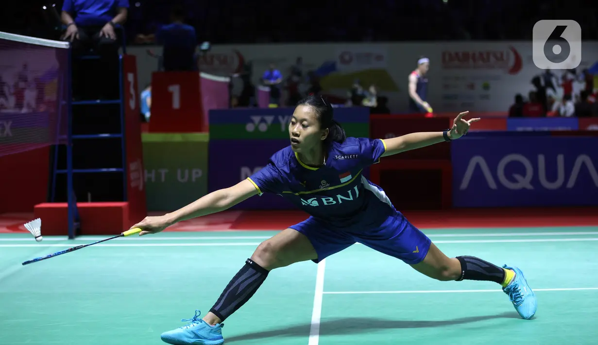 Selepas interval gim kedua, Putri berhasil mengejar. Rentetan tiga poin berhasil diraih untuk berbalik unggul 12-11. (Bola.com/M. Iqbal Ichsan)