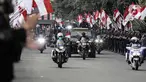 Menteri Pertahanan Prabowo Subianto (tengah kiri) didampingi Dankorbrimob Polri Irjen Pol Anang Revandoko tiba di Mako Brimob, Depok, Jawa Barat, Jumat (12/11/2021). Kedatangan Prabowo pada HUT ke-76 Brimob tersebut disambut dengan berbagai atraksi pasukan. (Liputan6.com/Faizal Fanani)
