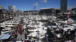 Puluhan perahu di pajang dalam pameran Sydney International Boat Show di Darling Harbour di Sydney, Australia (3/8). Acara ini memamerkan puluhan alat trasnportasi air canggih dan mewah. (AFP Photo/Saeed Khan)