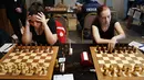 Pemain catur remaja berusaha fokus sebelum mengikuti Kejuaraan Catur Remaja Dunia 2017-FIDE di Montevideo (25/9). Dalam kejuaran catur dunia ini diikuti oleh 400 peserta dari 53 negara. (AFP Photo/Panta Astiazaran)
