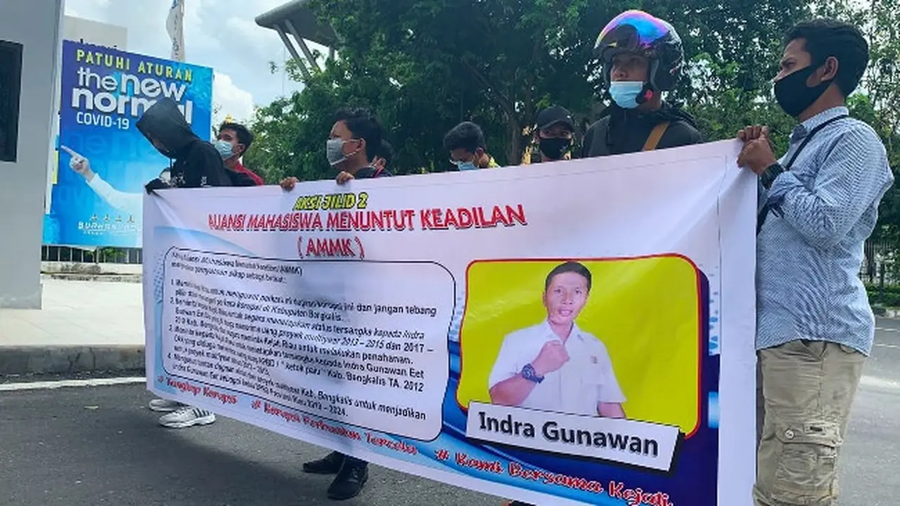 Sejumlah mahasiswa berdemonstrasi mendesak Kejati Riau mengambil alih penanganan korupsi jalan di Bengkalis.