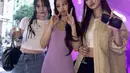 Hong Soo yeon ini pun hadir ke acara Jennie Blackpink. Nampak ia mengenakan atasan crop top putih dipadukan slit skirt denim dan membawa tas Chanel hitamnya.  (@xooos_)