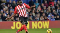 Gelandang Southampton, Victor Wanyama, disebut-sebut masuk dalam daftar buruan Arsenal pada bursa transfer Januari 2016. (AFP/GLYN KIRK)