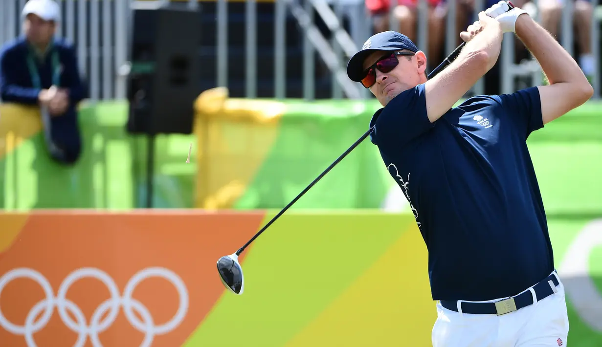 Pegolf Inggris, Justin Rose berkompetisi pada nomor perseorangan putra cabang golf di Olimpiade 2016, Rio de Janeiro, Kamis (11/8). Rose membuat kejutan dengan mencetak hole-in-one pertama sepanjang sejarah golf Olimpiade. (Emmanuel Dunand/AFP)