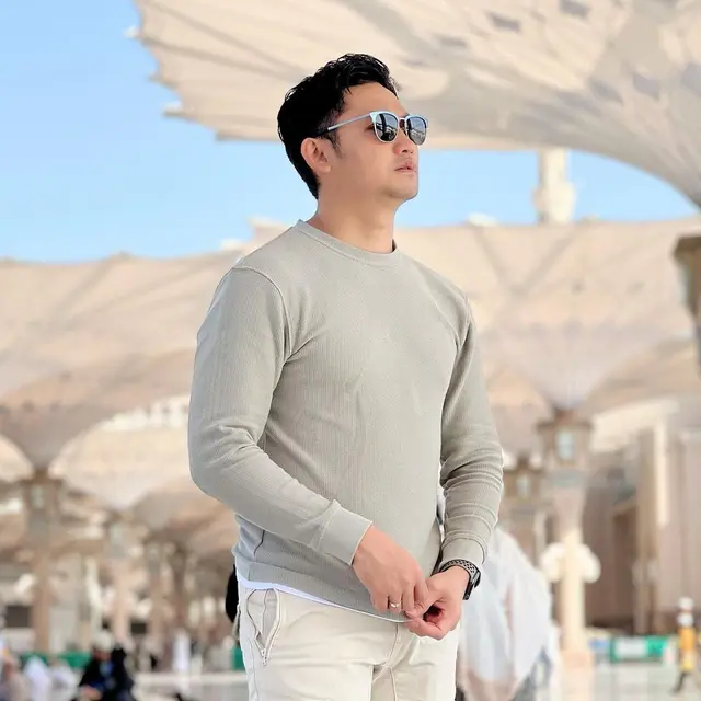 6 Potret Angga Wijaya Umrah Usai Cerai Dari Dewi Perssik, Unggah Foto Bareng Kekasih