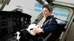 Carla Rozalen berada di dalam helikopter utilitas bermesin ganda Bell 412 di FAASA Group di Palma del Rio, Cordoba (27/2). Carla merupakan satu-satunya pilot wanita Grup Faasa dan bekerja menangani kebakaran hutan.  (AFP Photo/Cristina Quicler)