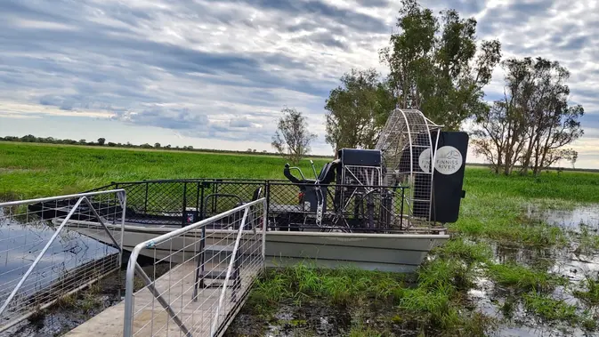 <p>Airboat nan digunakan untuk menjelajahi rawa, danau, dan rimba di area Finniss River Lodge. (detikai.com/Muhammad Ali).</p>