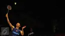 Tunggal putra Malaysia, Lee Chong Wei melakukan smes saat laga melawan Jan O Jorgensen (Denmark) di final BCA Indonesia Open 2016, Jakarta, Minggu (5/6/2016). Lee Chong Wei unggul 17-21, 21-19, 21-17. (Liputan6.com/Helmi Fithriansyah)
