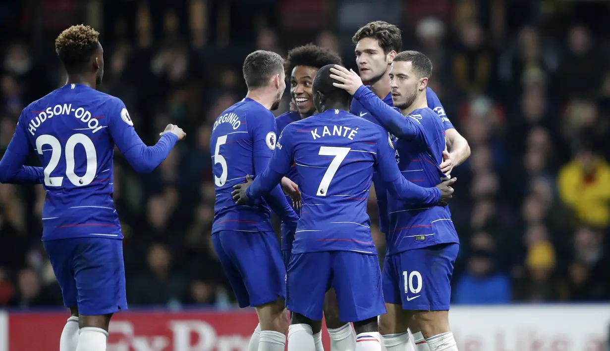 Armada Chelsea merayakan gol pertama yang dicetak oleh Eden Hazard di menit ke-45. pada laga lanjutan Premier League yang berlangsung di Stadion Vicarage Road, Watford, Rabu (24/12). Pasukan Maurizio Sarri menang 2-1 atas Watford. (AFP/AP)