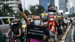 Peserta bersepeda saat melakukan aksi unjuk rasa bertajuk "‘Gowes for Democracy #SaveMyanmar" di kawasan Bundaran HI, Jakarta, Sabtu (17/4/2021). Aksi tersebut juga mengecam militer Myanmar mengembalikan demokrasi sesuai dengan keinginan rakyat Myanmar. (Liputan6.com/Faizal Fanani)