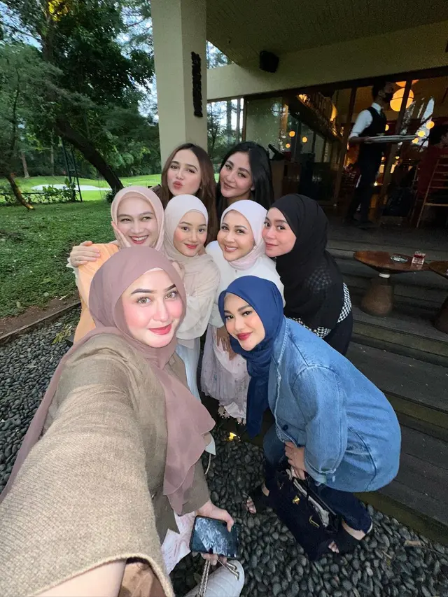 Gaya Lesti Kejora Nongkrong Bareng Geng Seleb Usai Isu KDRT Curi Perhatian, Pakai Outfit Ratusan Juta