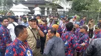 Perangkat desa Cirebon selfie setelah gagal aksi (Liputan6.com/Arie Nugraha)