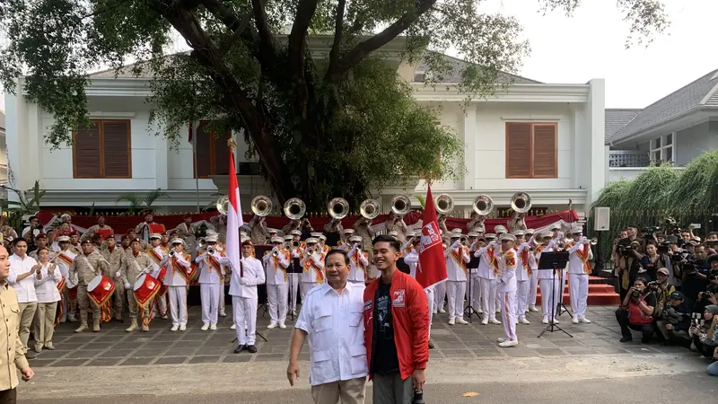 Ketua Umum (Ketum) Partai Gerindra Prabowo Subianto menyambut kedatangan Ketua Umum Partai Solidaritas Indonesia (PSI) Kaesang Pangarep di kediamannya, Jalan Kertanegara Nomor IV, Jakarta.