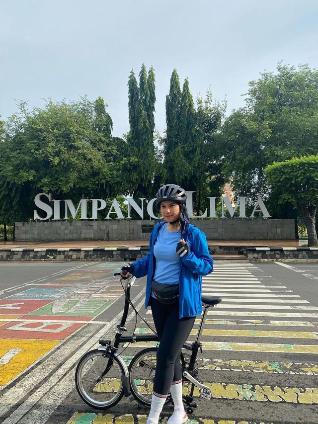 7 Gaya Annisa Pohan saat Bersepeda, Tetap Kece