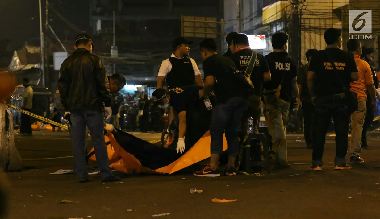 Polisi dan Puslabfor lakukan olah TKP ledakan di Terminal Kampung Melayu, Rabu (24/5). Olah TKP dilakukan mulai dilakukan sekitar pukul 22.37 WIB. (Liputan6.com/Angga Yuniar)