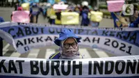 Massa Gabungan Serikat Buruh Indonesia (GSBI) berunjuk rasa di kawasan Patung Kuda, Jakarta, Senin (16/11/2020). GSBI meminta pemerintah mencabut UU Cipta Kerja serta menaikkan upah buruh 2021 sesuai kebutuhan rill buruh dan keluarga. (Liputan6.com/Faizal Fanani)