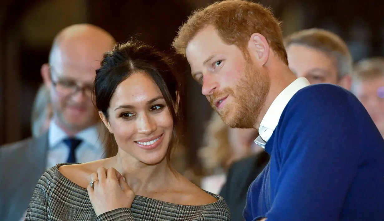 Pangeran Harry dan tunangannya, Meghan Markle menyaksikan pertunjukan musisi dalam kunjungan mereka ke Cardiff Castle, Wales, Kamis (18/1). Setelah resmi bertunangan, Harry dan Meghan mulai tak segan tampil bersama dalam kesempatan (BEN BIRCHALL/POOL/AFP)