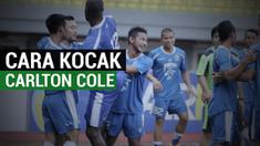 Berita video cara kocak striker Carlton Cole untuk menyingkirkan pemain muda Persib Bandung, Gian Zola, saat sesi pemanasan latihan tim di Stadion Patriot, Bekasi, Sabtu (3/6/2017). Cara kocak Cole tersebut dilakukan dengan menggunakan bagian belakan...