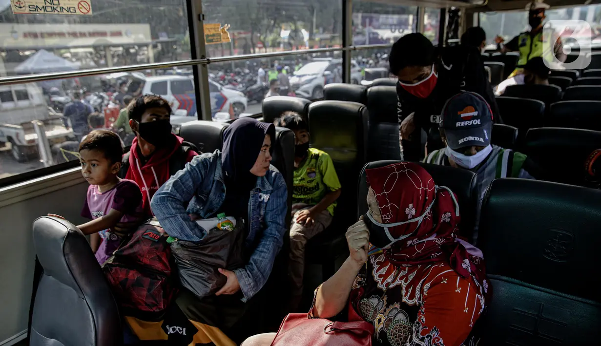 Penumpang yang terjaring razia travel gelap Ditlantas Polda Metro Jaya dipulangkan ke daerah asalnya, Jakarta, Kamis (29/4/2021). Sebanyak 115 kendaraan travel gelap diamankan karena diduga kuat mengangkut pemudik di tengah masa pengetatan larangan mudik 2021. (Liputan6.com/Faizal Fanani)