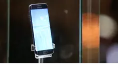Perbedaan antara Galaxy S6 dan Galaxy S6 Edge adalah Galaxy S6 Edge dilengkapi layar tambahan di samping. Untuk Galaxy S6 beratnya 132 gram, sementara Galaxy S6 Edge 138 gram.