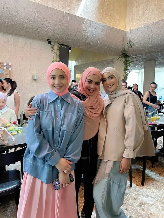 Lagi, potret Mama Rieta diapit kedua anak perempuannya. Ketiganya tampil dengan pesona cantik dan segar. [Foto: Instagram/rieta_amilia]