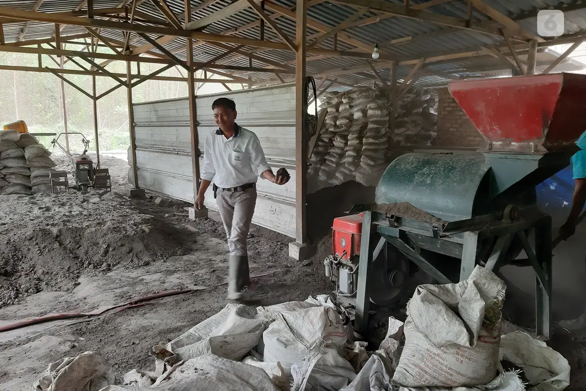 Alex Sapirman yang berbisnis pupuk kompos di Perawang, Riau.