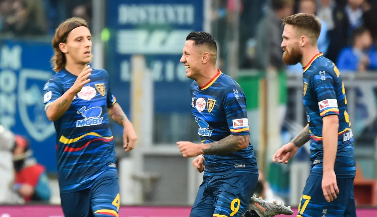 Pemain Lecce Gianluca Lapadula (tengah) merayakan setelah mencetak gol penyeimbang saat pertandingan sepak bola Serie A antara Lazio melawan Lecce di Stadion Olimpiade, Roma, Italia, 10 November 2019. (Filippo MONTEFORTE/AFP)
