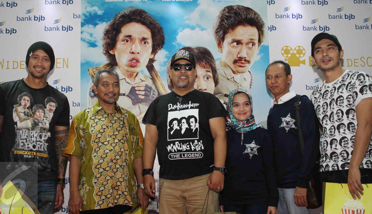 Pemain film Warkop DKI Reborn Abimana Aryasatya (Dono), Tora Sudiro (Indro), Indro, Pimpinan Cabang BJB dan Wakil Walikota Bekasi Ahmad Syaikhu saat nonton bareng gratis Warkop DKI Reborn Part 1 di Bekasi, Jawa Barat, Sabtu (10/9). (Liputan6.com/Istimewa)