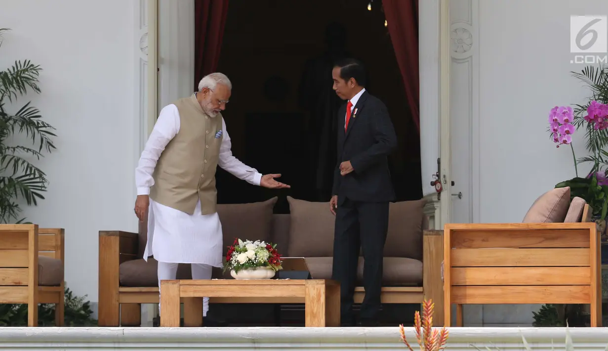 Presiden Joko Widodo dan PM India, Narendra Modi berada di halaman belakang Istana Merdeka, Jakarta, Rabu (30/5). Pertemuan membahas kerja sama pertahanan, di antaranya terkait dengan meriam air buatan Pindad dan Tata Motors. (Liputan6.com/Angga Yuniar)