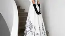 Lengkapi tampilan ala princess-nya, Ivanka mengenakan gloves hitam dan kalung berlian. [@ivankatrump]