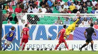 Kiper Timnas Indonesia, Ernando Ari Sutaryadi menepis bola yang membahayakan gawangnya saat menghadapi Timnas Jepang di laga terakhir Grup D Piala Asia 2023, Rabu (24/1/2024) malam WIB. (AFP/Giuseppe Cacace)