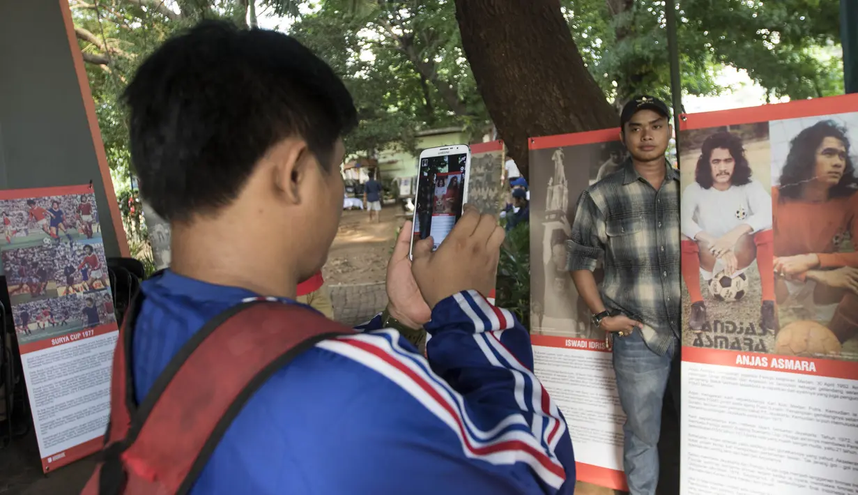 Pengunjung asyik berfoto saat pameran foto memperingati hari jadi Persija Jakarta di Lapangan Banteng, Jakarta, Jumat (28/11/2015). (Bola.com/Vitalis Yogi Trisna)