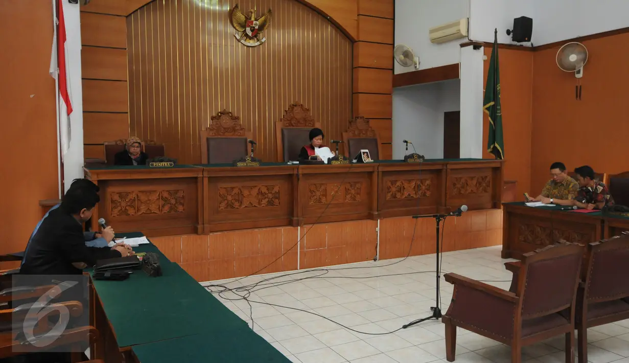 Tim kuasa hukum inovator mobil listrik Dasep Ahmadi membacakan pengajuan praperadilan melawan Kejaksaan Agung di PN Jakarta Selatan, Senin (26/10/2015). Sidang akan dilanjutkan Selasa (27/10) untuk mendengarkan tanggapan. (Liputan6.com/Helmi Fithriansyah)