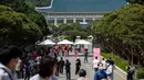 Orang-orang mengunjungi Kompleks Blue House sehari setelah dibuka untuk umum menyusul janji kampanye Presiden Korea Selatan Yoon Suk-yeol di Seoul, Korea Selatan, 11 Mei 2022. (ANTHONY WALLACE/AFP)