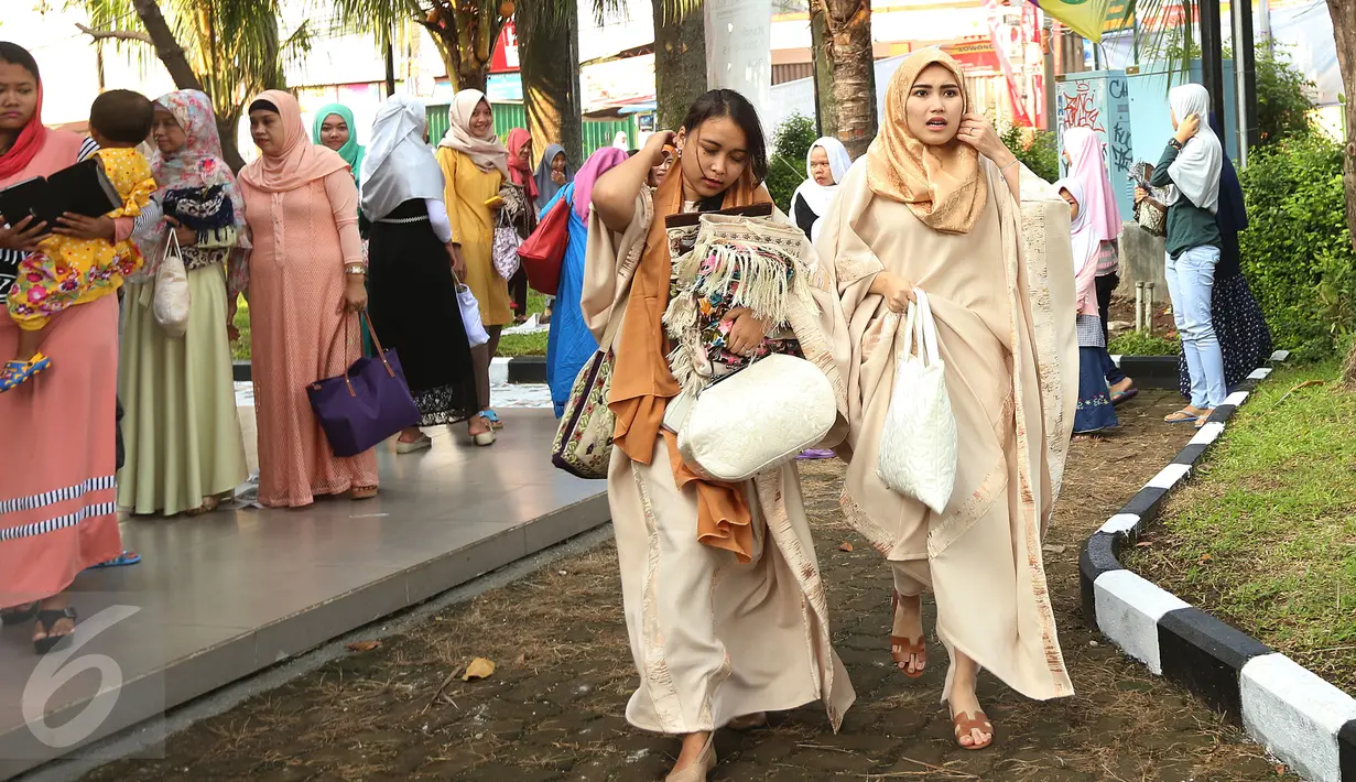 Ayu Ting Ting dan adiknya usai melaksanakan salat Idul Fitri di sebuah masjid kawasan Depok, Jawa Barat, Rabu (6/7). Ayu Ting Ting didoakan kedua orangtuanya untuk segera mungkin menikah dengan pria yang menjadi pilihannya. (Liputan6.com/Herman Zakharia)