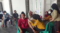 Warga Mustikasari, Mustikajaya, Kota Bekasi, antusias ikuti vaksinasi Covid-19 massal. (Liputa6.com/Bam Sinulingga)