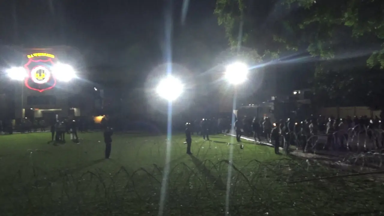 Polda DIY geruduk massa hingga pagar dirusak