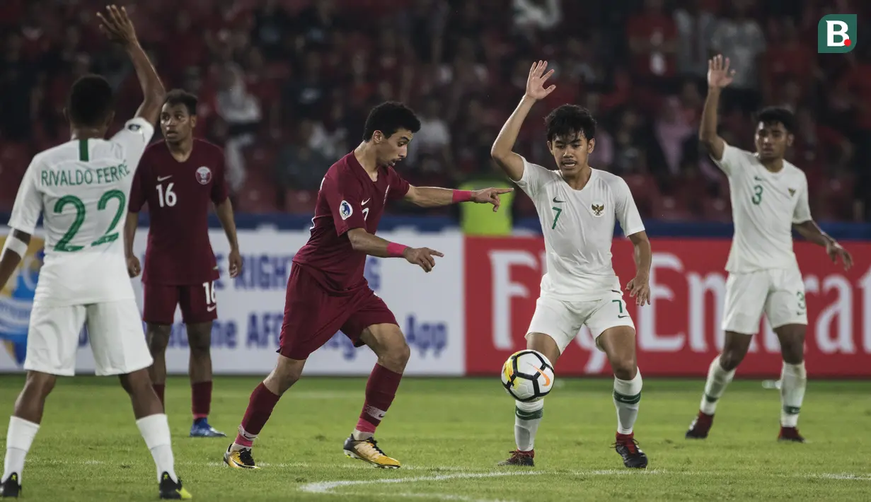 Gelandang Timnas Indonesia, Luthfi Kamal, mengangkat tangan saat melawan Qatar pada laga AFC U-19 Championship di SUGBK, Jakarta, Minggu (21/10). Indonesia kalah 5-6 dari Qatar. (Bola.com/Vitalis Yogi Trisna)