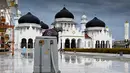 Seorang pekerja membersihkan Masjid Agung Baiturrahman jelang salat tarawih pertama pada bulan suci Ramadan 1447 Hijriah di Masjid Agung Baiturrahman, Banda Aceh, Rabu 18 Februari 2026. Sesaat sebelum menggelar salat tarawih pertama pada bulan suci Ramadan 1447 Hijriah, Masjid Agung Baiturrahman, Banda Aceh, berbenah. (CHAIDEER MAHYUDDIN/AFP)