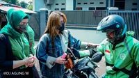 Pengusaha kecantikan Eca Maresha Bagi sembako bersama kepolisian. foto: istimewa/@DJ Agung W
