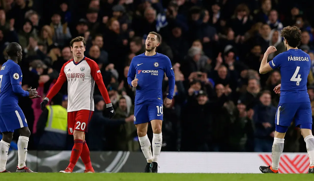 Gelandang Chelsea, Eden Hazard merayakan gol ke gawang West Bromwich Albion pada laga pekan ke-27 Premier League di Stamford Bridge, Selasa (13/2). Hazard menjadi bintang lapangan setelah mencetak dua dari tiga gol pada laga tersebut. (AP/Alastair Grant)