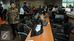 MenPANRB Yuddy Chrisnandi saat melakukan sidak di Pertanahan Jakarta Timur, Senin (11/7). Menpan RB juga melakukan sidak ke tempat-tempat pelayanan publik. (Liputan6.com/Johan Tallo)