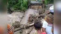 Jembatan putus di Kabupaten Solok pada Selasa (12/1/2021). (Liputan6.com/ Dok BPBD Kabupaten Solok).